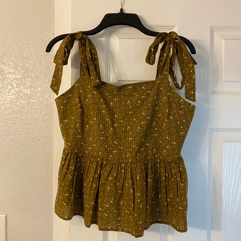 ✨ Madewell top with floral print, ruched back, and tie straps